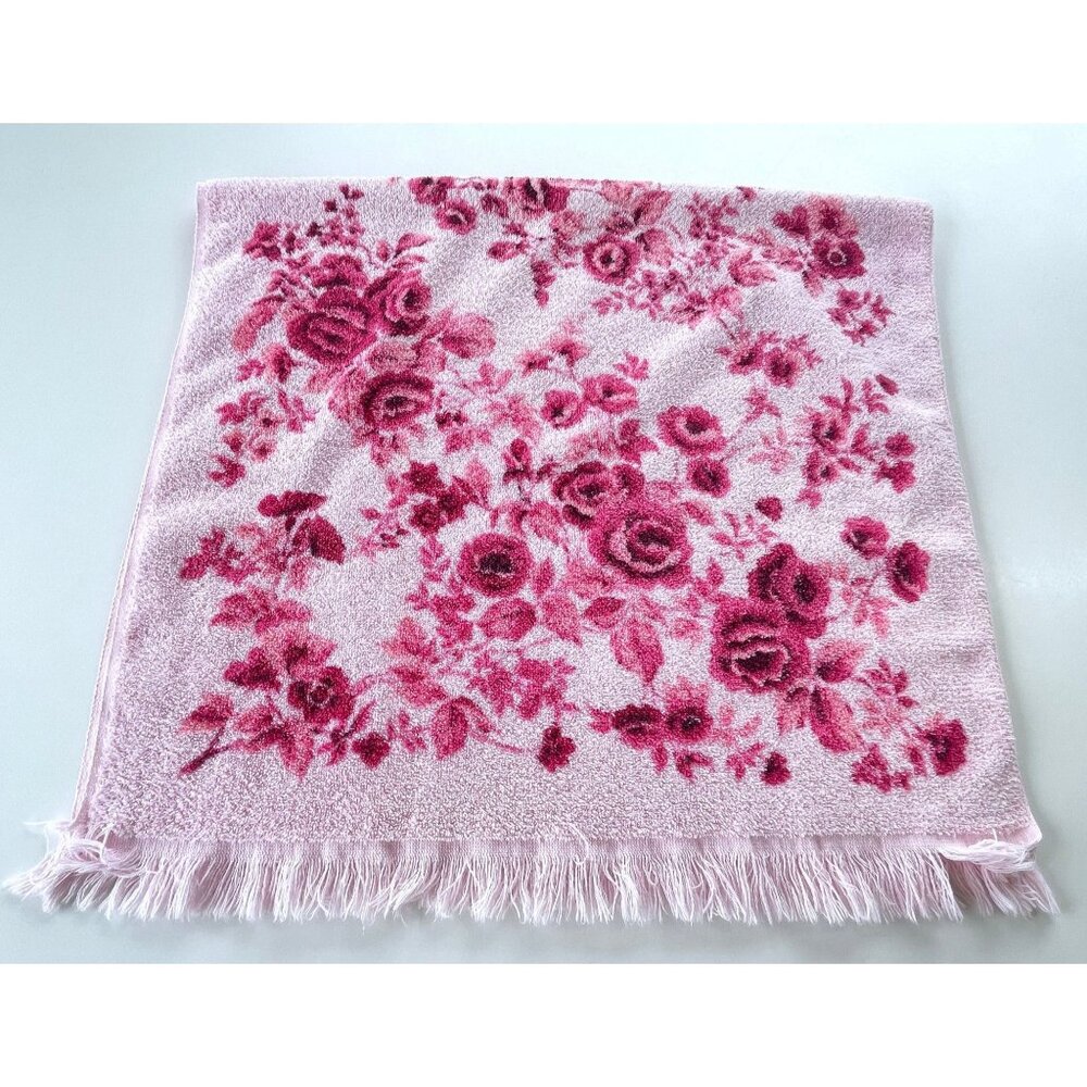 Vintage 1970s bath towel, hot pink floral, bubblegum pink background, fringed